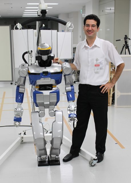 Петър Кормушев и робота HRP-2