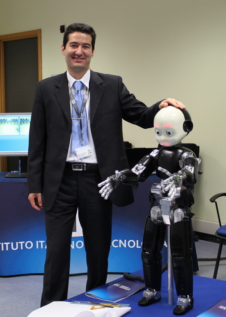 Петър Кормушев с робота iCub в ИИТ в Генуа, Италия
