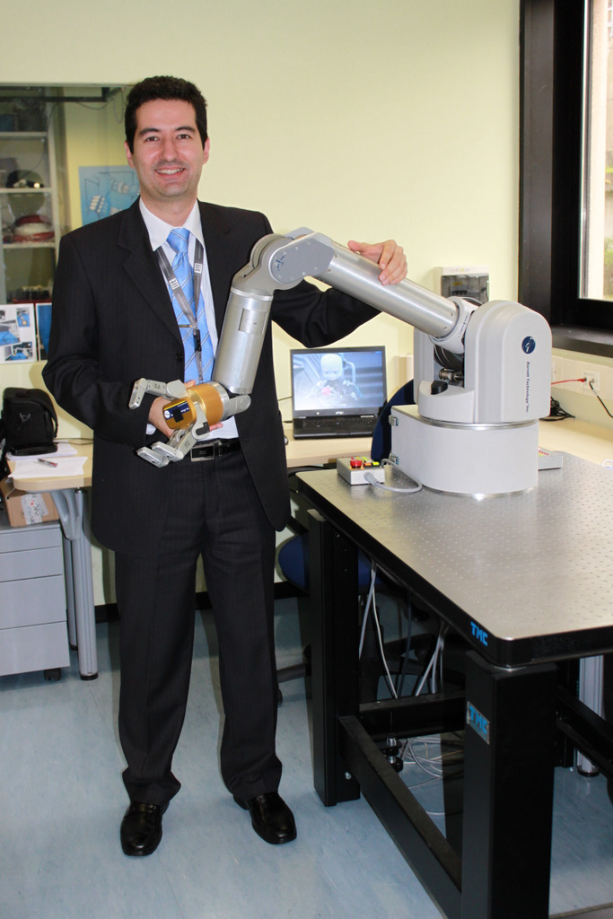 Петър Кормушев провежда експерименти с робота Barrett WAM в ИИТ в Генуа, Италия
